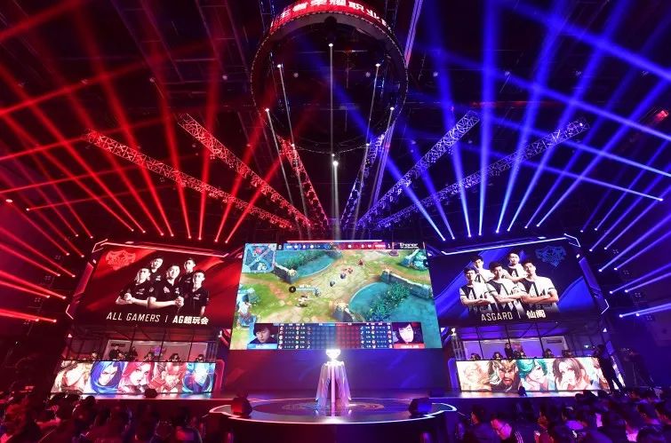100T官推发布Doublelift、Prince交换队服合影：意义所在
